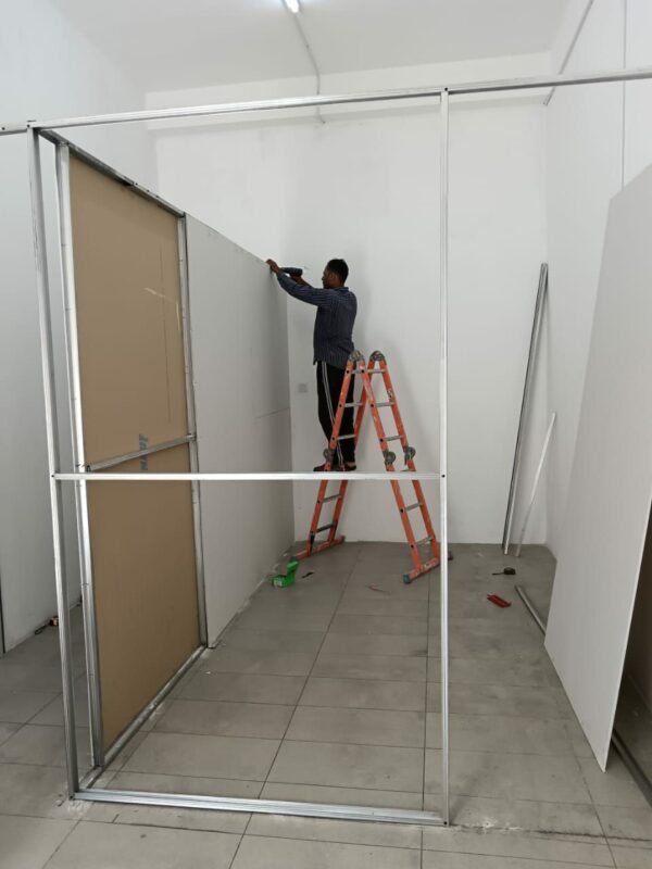 Kerja pemasangan partition pejabat