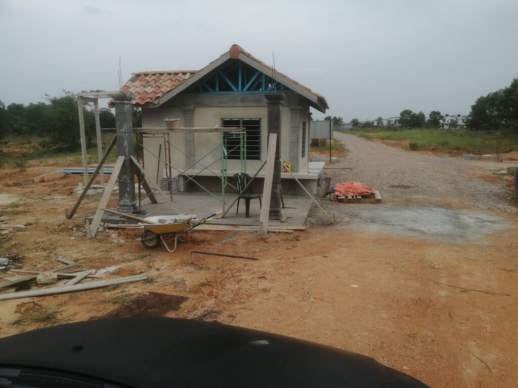 Pandangan hadapan stor Surau Al-Kahfi Kluang dengan bumbung genting dan tiang
