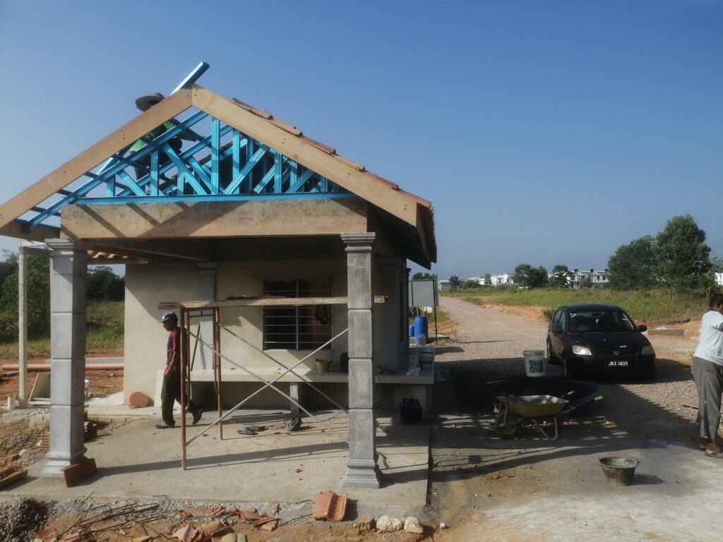 Projek pembinaan stor Surau Al-Kahfi Kluang dengan rangka bumbung biru dan genting