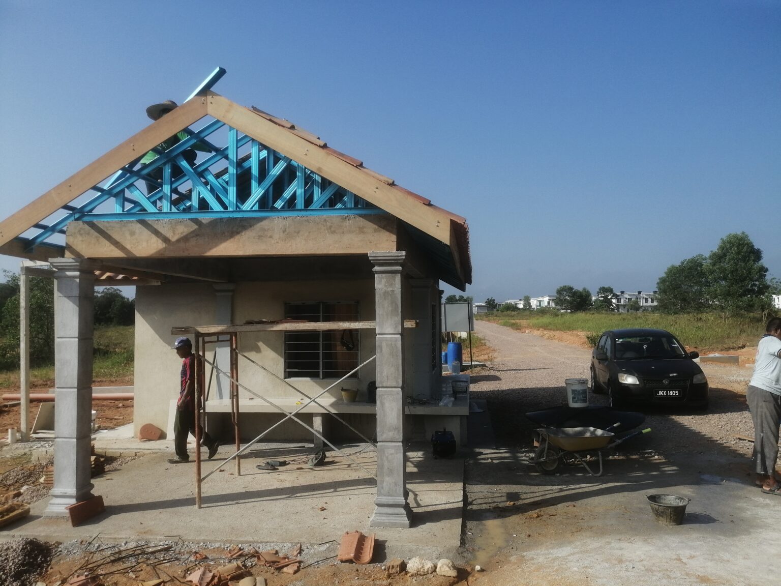 Projek pembinaan stor Surau Al-Kahfi di Kluang dengan rangka bumbung dan genting
