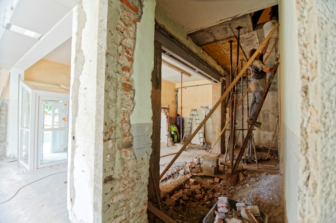 Keadaan renovation rumah sebelum kerja kemasan; rancang laluan paip dan wiring lebih awal